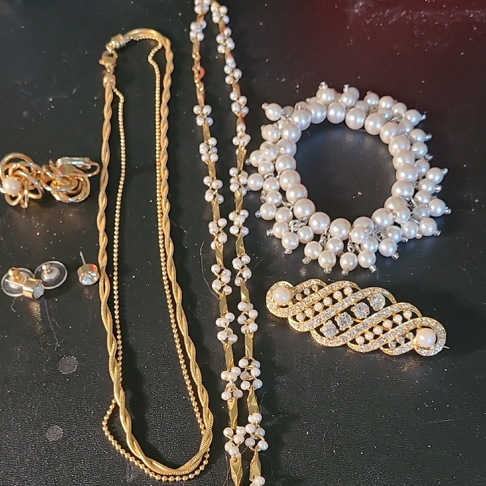 Elegant Gold Toned and Faux Pearl Jewelry Set